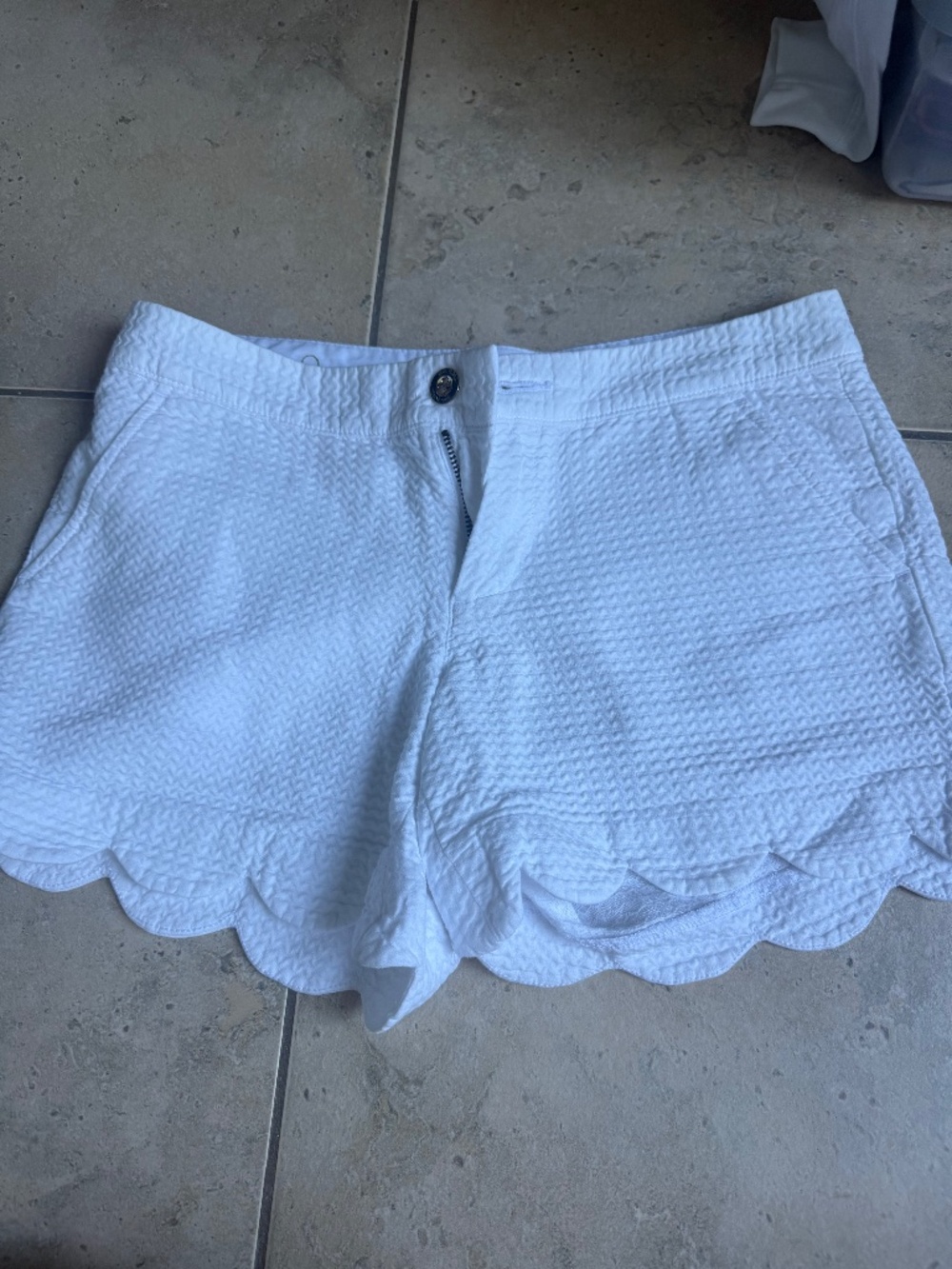 Lilly Pulitzer White Textured Scallop Hem Shorts – Size 0